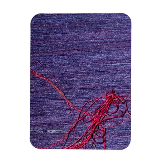 赤い糸を使った手作りの青いタイの絹 マグネット (縦)