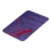 赤い糸を使った手作りの青いタイの絹 マグネット (左側)