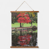 赤い紅葉が池に反射 吊り下げ型タペストリー (正面)