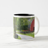 赤い納屋および農場はベルリン、オハイオ州の近くで収容します ツートーンマグカップ (正面右)
