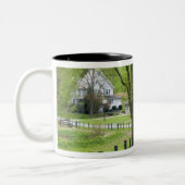 赤い納屋および農場はベルリン、オハイオ州の近くで収容します ツートーンマグカップ (左)