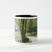 赤い納屋および農場はベルリン、オハイオ州の近くで収容します ツートーンマグカップ (中央)