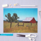 赤い納屋と光沢のある屋根の中に秋草原 薄葉紙 (クラフト)