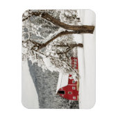 赤い納屋に降り積もる新雪 マグネット (縦)