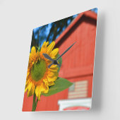 赤い納屋のヒマワリ スクエア壁時計 (傾斜)