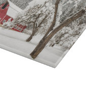 赤い納屋の上の新雪 カッティングボード (角)