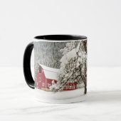 赤い納屋の上の新雪 マグカップ (正面左)