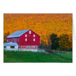 赤い納屋の後ろの秋の丘