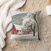 赤い納屋の新雪 クッション (ブランケット)