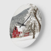 赤い納屋の新雪 ラージ壁時計 (傾斜)