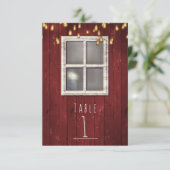 赤い納屋の窓とライトの素朴なテーブルナンバー 招待状 (スタンド正面)