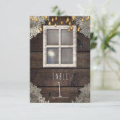 赤い納屋の窓とライトの素朴なテーブルナンバー 招待状 (スタンド正面)