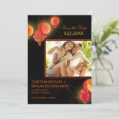 赤い紙のランタン 結婚式の写真 保存日付 招待状 (スタンド正面)