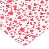 赤い紙吹雪ハートパターン ロングテーブルランナー (コーナー)