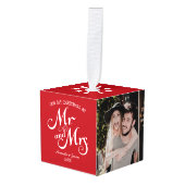 赤い素朴なスクリプト最初のクリスマmr & mrsカップルc キューブオーナメント (正面アングル)