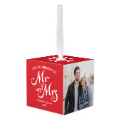 赤い素朴なスクリプト最初のクリスマmr & mrsカップルc キューブオーナメント (裏面アングル)