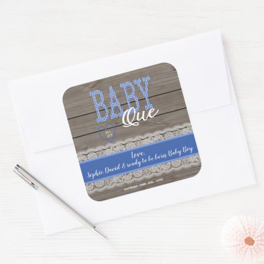 赤い素朴ギンガムウッドボーイベビーシャワーBBQ スクエアシール (封筒)