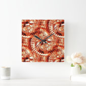 赤い素朴サンゴのロゼットを刻んだ反復 スクエア壁時計 (ホーム)