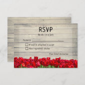 赤い素朴チューリップ応答カード付き納屋 招待状 (正面/裏面)
