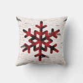 赤い素朴バッファロープレイドスノーフレークオン樺の木 クッション (裏面)