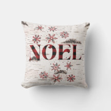 赤い素朴バッファロープレイドスノーフレークオン樺の木