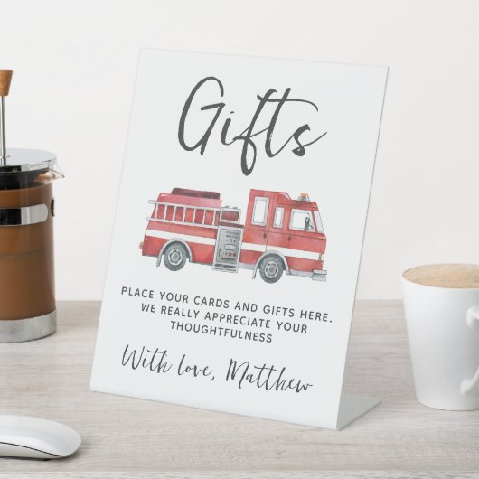 赤い素朴消防車の誕生日ギフトとカードサイン 台座サイン (インサイチュ)