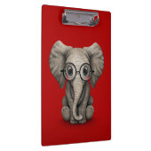 赤い細字用レンズを持つかわいいベビー象 クリップボード (右)