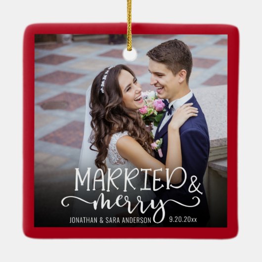 赤い結婚した新メリー婚の写真の休日 セラミックオーナメント (裏面)