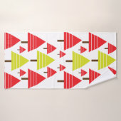 赤い緑のクリスマスツリーモダンかわいいパターン バスタオル (バスタオル)