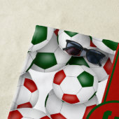 赤い緑のサッカーボールのパタパーソナライズされたーン名 ビーチタオル (インサイチュ)