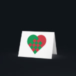 赤い緑のデンマークのハート シーズンカード<br><div class="desc">赤のハートの編まれるチェッカーボードとの伝統的なデンマークのデザインに基づく形および緑は見ます。</div>