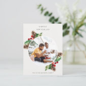 赤い緑のホリーベリーパインコーン新年の写真 ポストカード (スタンド正面)