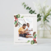 赤い緑のホリーベリーパインコーン新年の写真 ポストカード (スタンド正面)