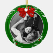 赤い緑のホリーリボン1stクリスマスフォト | セラミックオーナメント (正面)