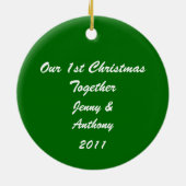 赤い緑のホリーリボン1stクリスマスフォト | セラミックオーナメント (裏面)