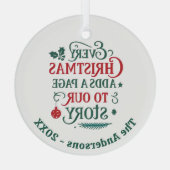 赤い緑の私たちの物語タイポグラフィクリスマス ガラスオーナメント (裏面)