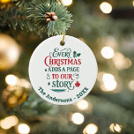 赤い緑の私たちの物語タイポグラフィクリスマス セラミックオーナメント<br><div class="desc">白い背景。名前と年をパーソナライズして追加。緑と赤の文字。引用文：クリスマスごとに私たちの物語にページを追加する。</div>