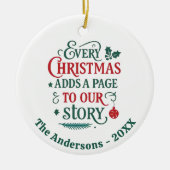 赤い緑の私たちの物語タイポグラフィクリスマス セラミックオーナメント (正面)