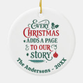 赤い緑の私たちの物語タイポグラフィクリスマス セラミックオーナメント (裏面)