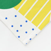 赤い緑の黄色の青い丸の三角形のドットパターン フリースブランケット (角)