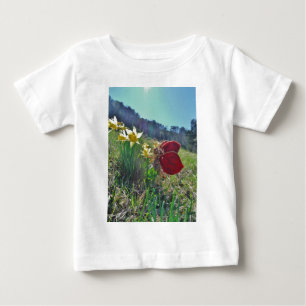 赤い翼の妖精と水仙 ベビーTシャツ