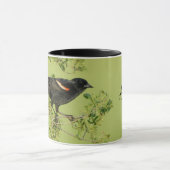赤い翼を持つ黒鳥の緑の背景 マグカップ (中央)