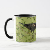 赤い翼を持つ黒鳥の緑の背景 マグカップ (左)