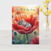 赤い考えケシに囲まれたネズミの体は カード (黄色い花)