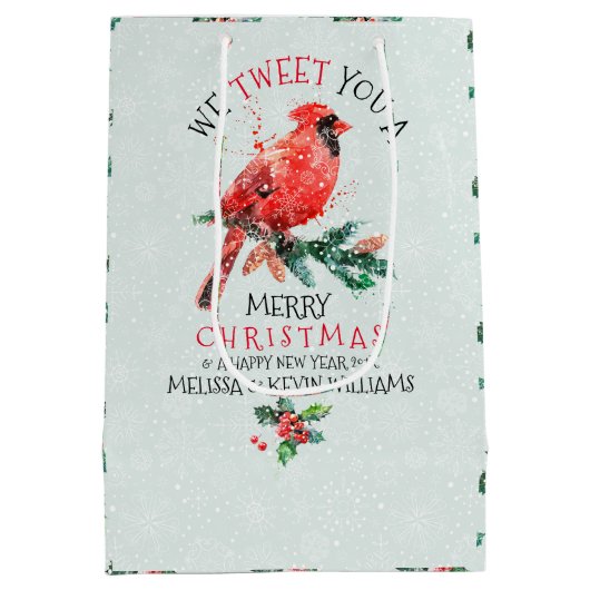 赤い聖降誕祭の鳥 – 私たちは聖降誕祭の陽気なツイートをする ミディアムペーパーバッグ (裏面)