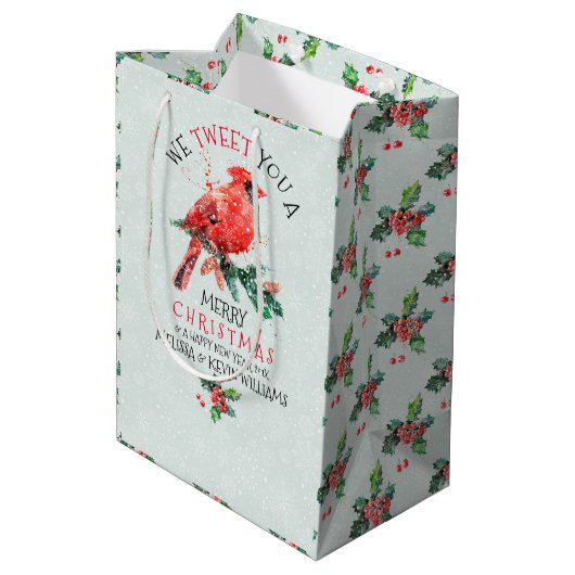 赤い聖降誕祭の鳥 – 私たちは聖降誕祭の陽気なツイートをする ミディアムペーパーバッグ (裏面アングル)