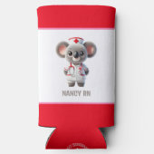 赤い聴診器を持つ可愛いコアラナース スリム缶クーラー (裏面)