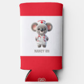 赤い聴診器を持つ可愛いコアラナース スリム缶クーラー (正面)