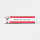 赤い聴診器を持つ可愛いコアラナース デスクネームプレート (正面)