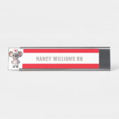 赤い聴診器を持つ可愛いコアラナース デスクネームプレート (正面)